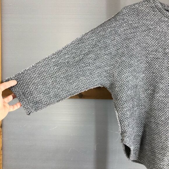 Oak + FORT NOUL Grey Waffle Raw Edge Rounded Hems 3/4 Sleeve Knit Sweater Sz S/M - Picture 2 of 7